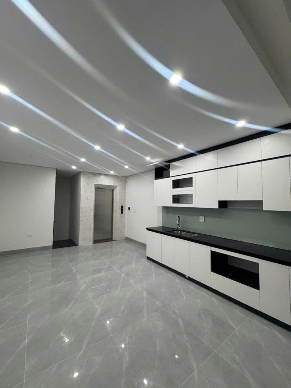 🔥 SIÊU PHẨM TRUNG TÂM CỔ LINH – 55m² x 5 TẦNG – THANG MÁY – FULL NỘI THẤT 🔥 15998868