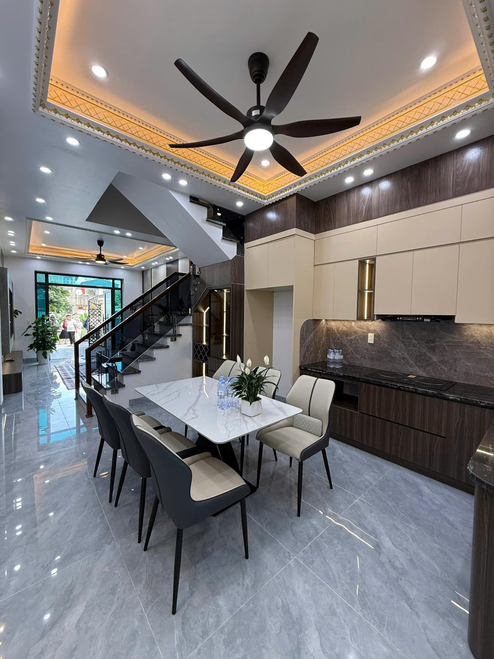 RA HÀNG 3 CĂN NHÀ 3 TẦNG TÂN CỔ ĐIỂN – LÊ SÁNG, HỒNG AN 15999032