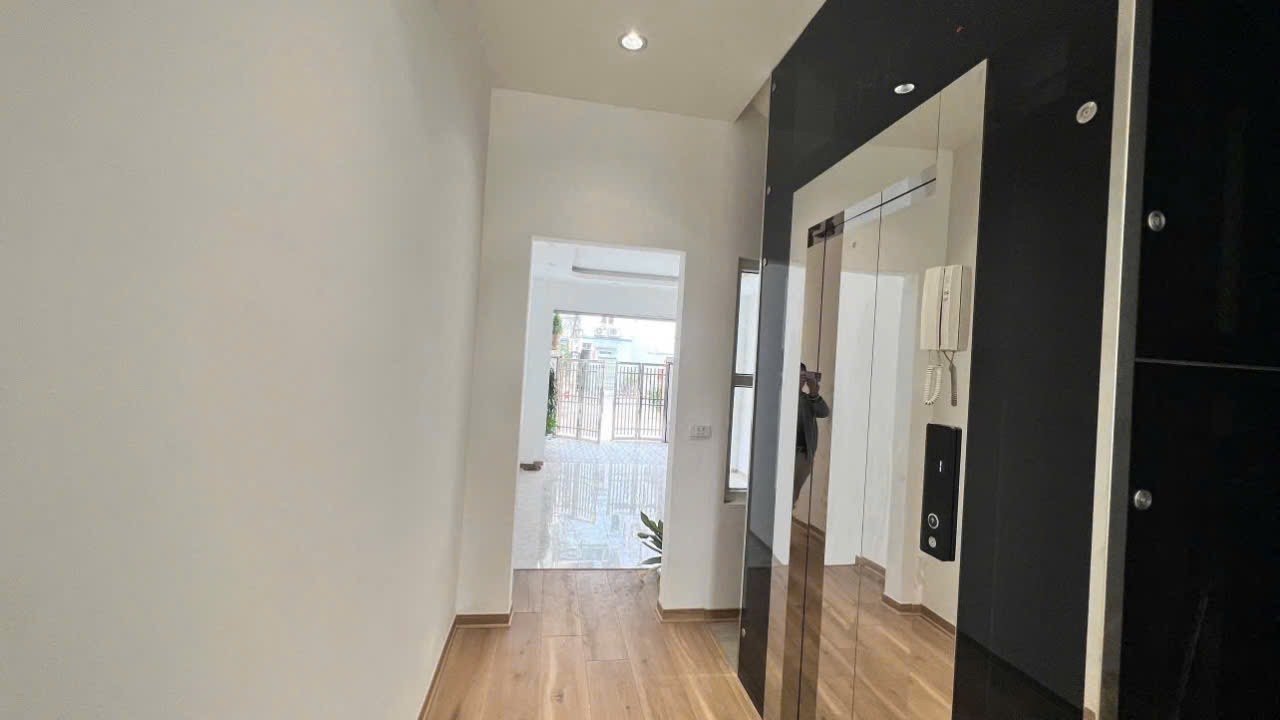 Bán Nhà Đại Mỗ. Nam Từ Liêm. 2 Mặt Tiền. Thang Máy. Ô Tô. DT 127m2. MT 7m. Giá 36.7 Tỷ. 15999113