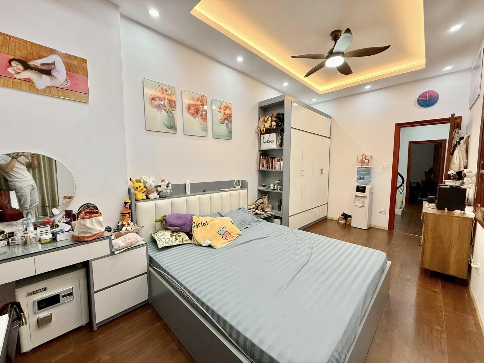 Bán nhà Lê Đại Hành, 25m2, 5 tầng 3 phòng ngủ, mặt tiền 3.3m, giá nhỉnh 8 tỉ, ngõ rộng thoáng 15999178