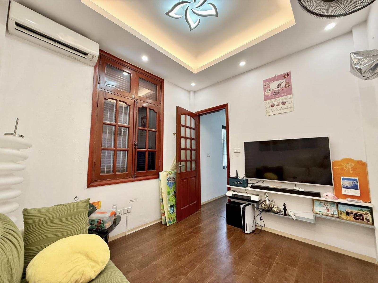 Bán nhà Lê Đại Hành, 25m2, 5 tầng 3 phòng ngủ, mặt tiền 3.3m, giá nhỉnh 8 tỉ, ngõ rộng thoáng 15999178