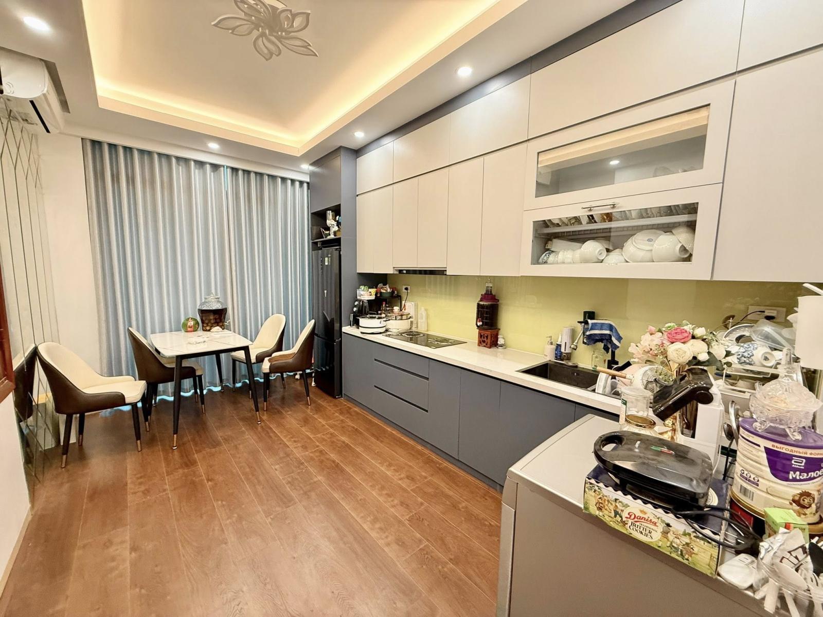 Bán nhà Lê Đại Hành, 25m2, 5 tầng 3 phòng ngủ, mặt tiền 3.3m, giá nhỉnh 8 tỉ, ngõ rộng thoáng 15999178