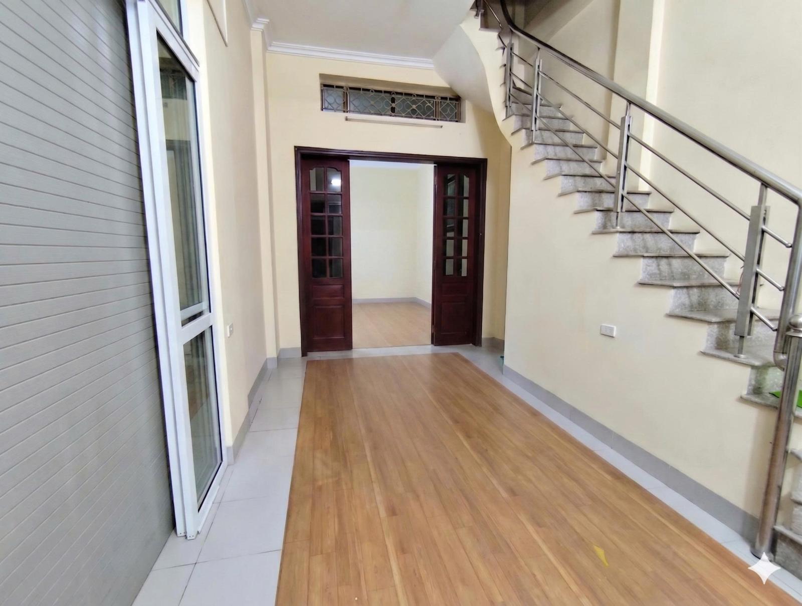 Cho thuê nhà căn góc 82 ngô quyền hà đông, 35m nhà 3 tầng, kinh doanh tốt 15999902