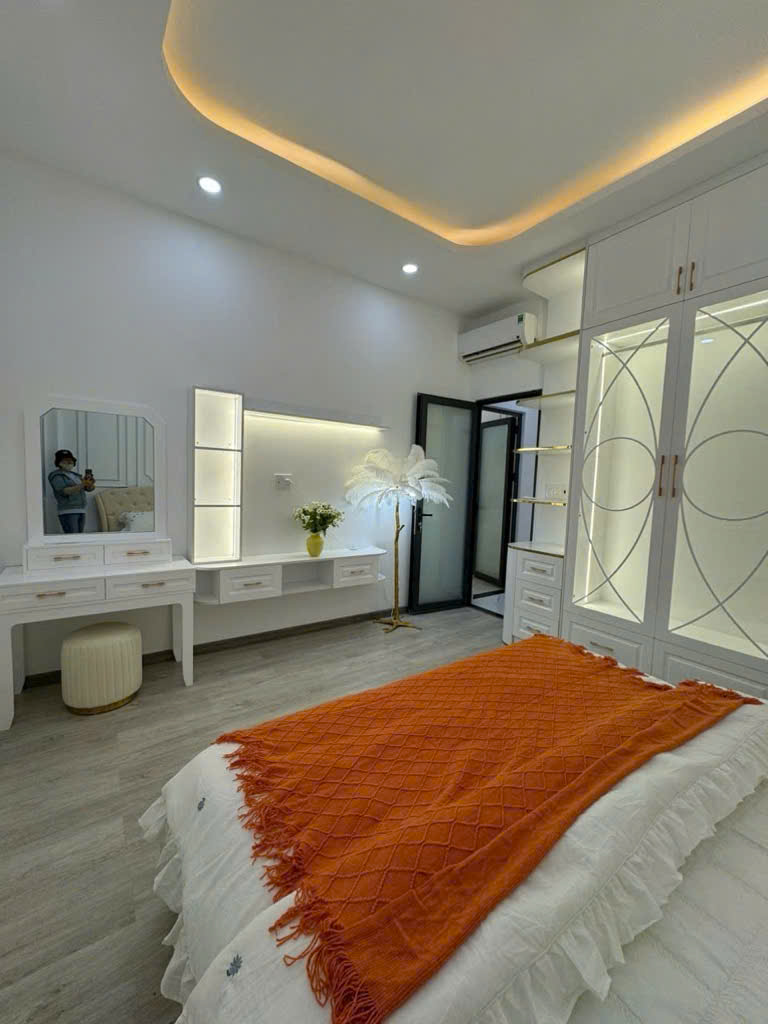 BIỆT THỰ PHẠM HỮU LẦU - CẠNH PHÚ MỸ HƯNG - NGANG KHỦNG 8M 16000100