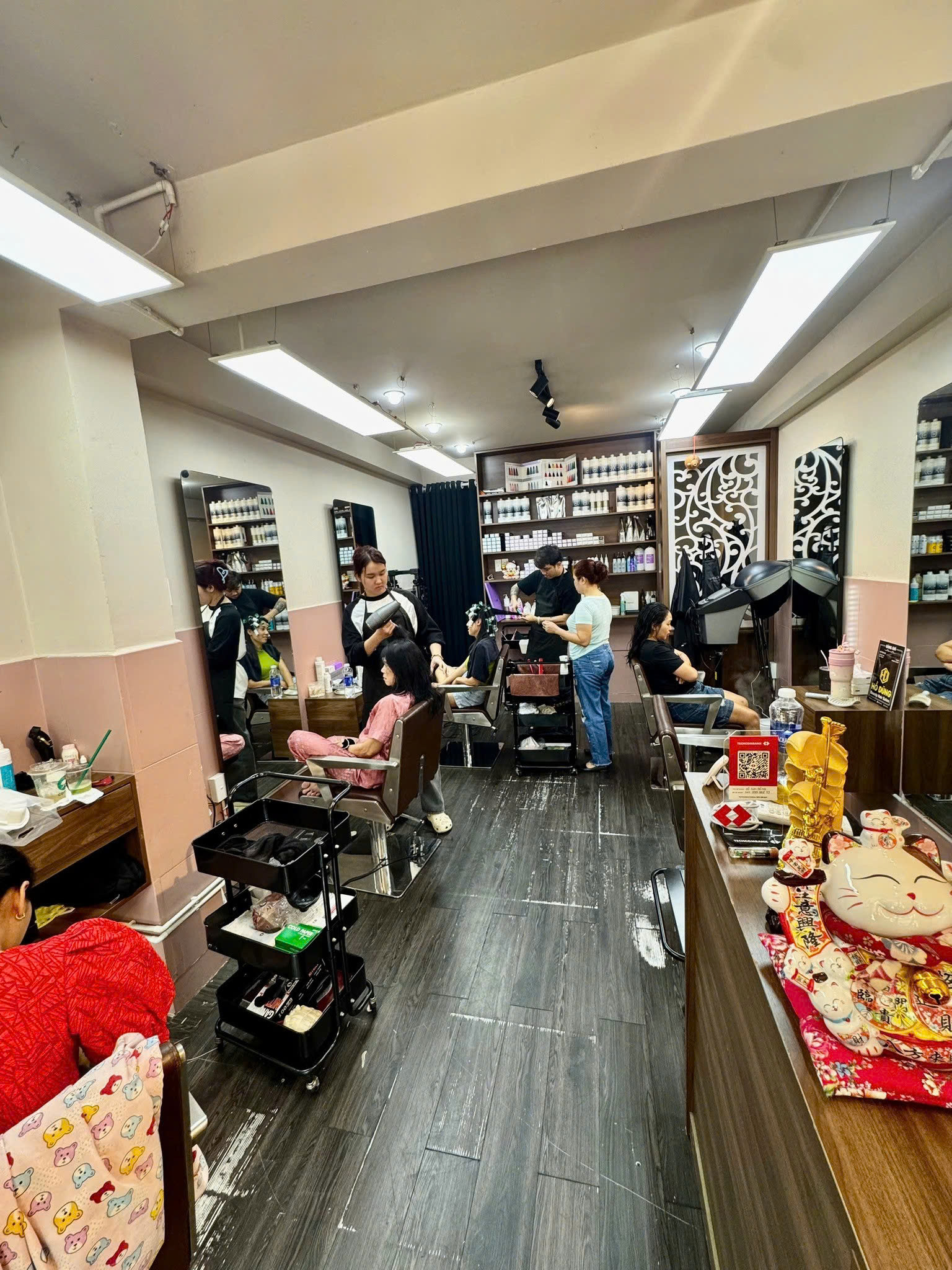 Chính chủ cần sang nhượng toàn bộ Salon tóc tại vị trí cực đẹp quận Tân Phú.Địa chỉ: 280 Độc Lập, 16000108