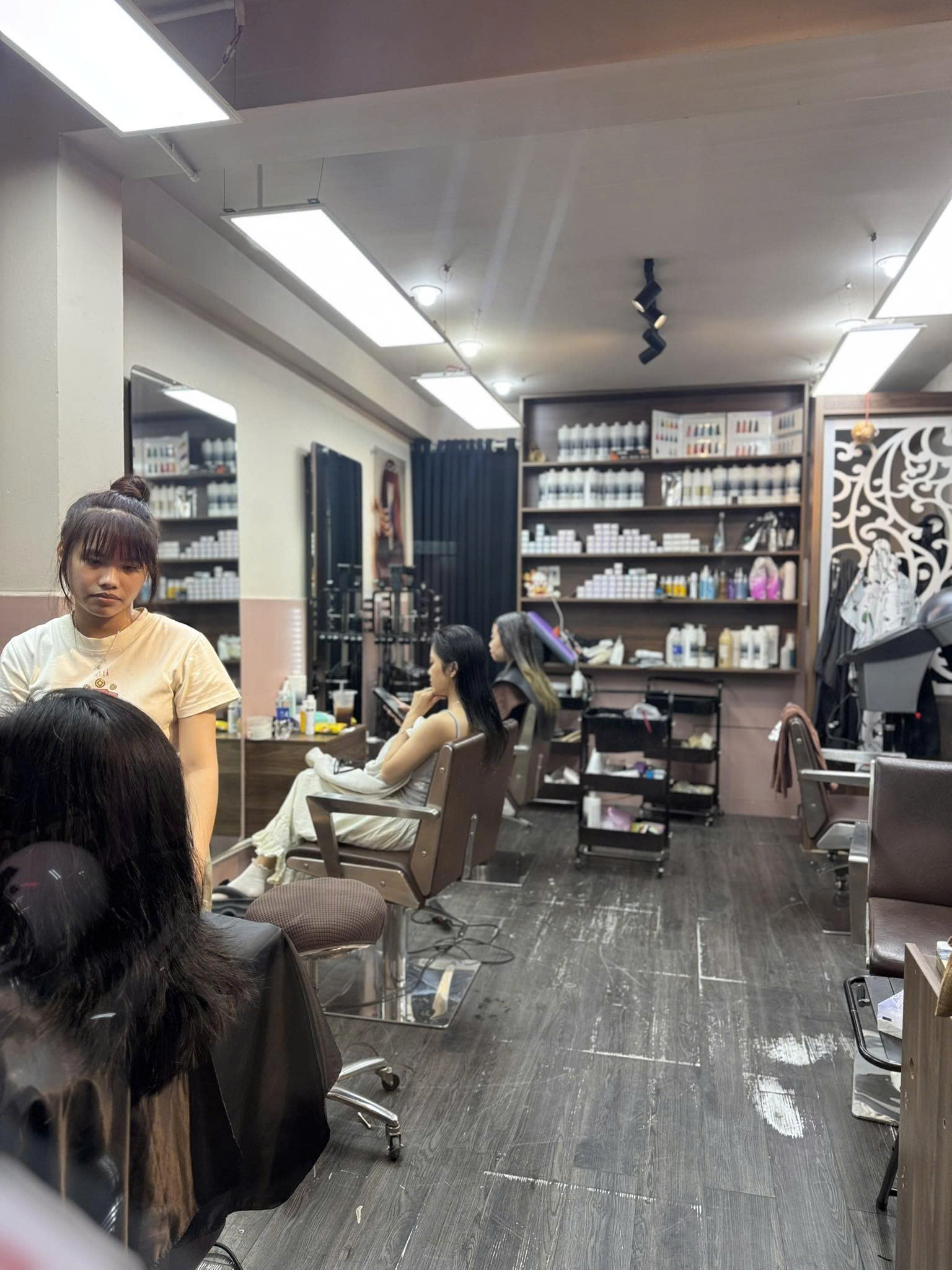 Chính chủ cần sang nhượng toàn bộ Salon tóc tại vị trí cực đẹp quận Tân Phú.Địa chỉ: 280 Độc Lập, 16000108