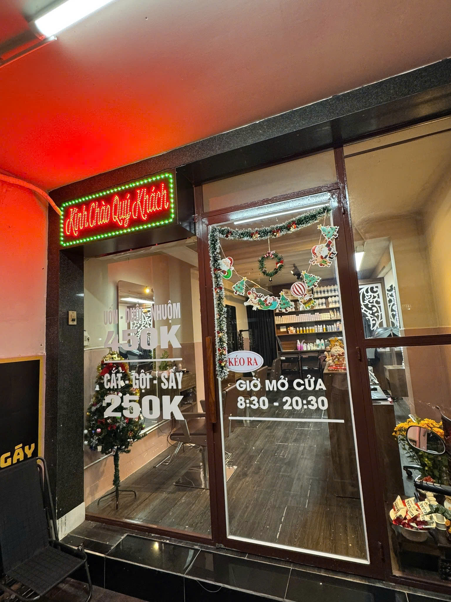 Chính chủ cần sang nhượng toàn bộ Salon tóc tại vị trí cực đẹp quận Tân Phú.Địa chỉ: 280 Độc Lập, 16000108