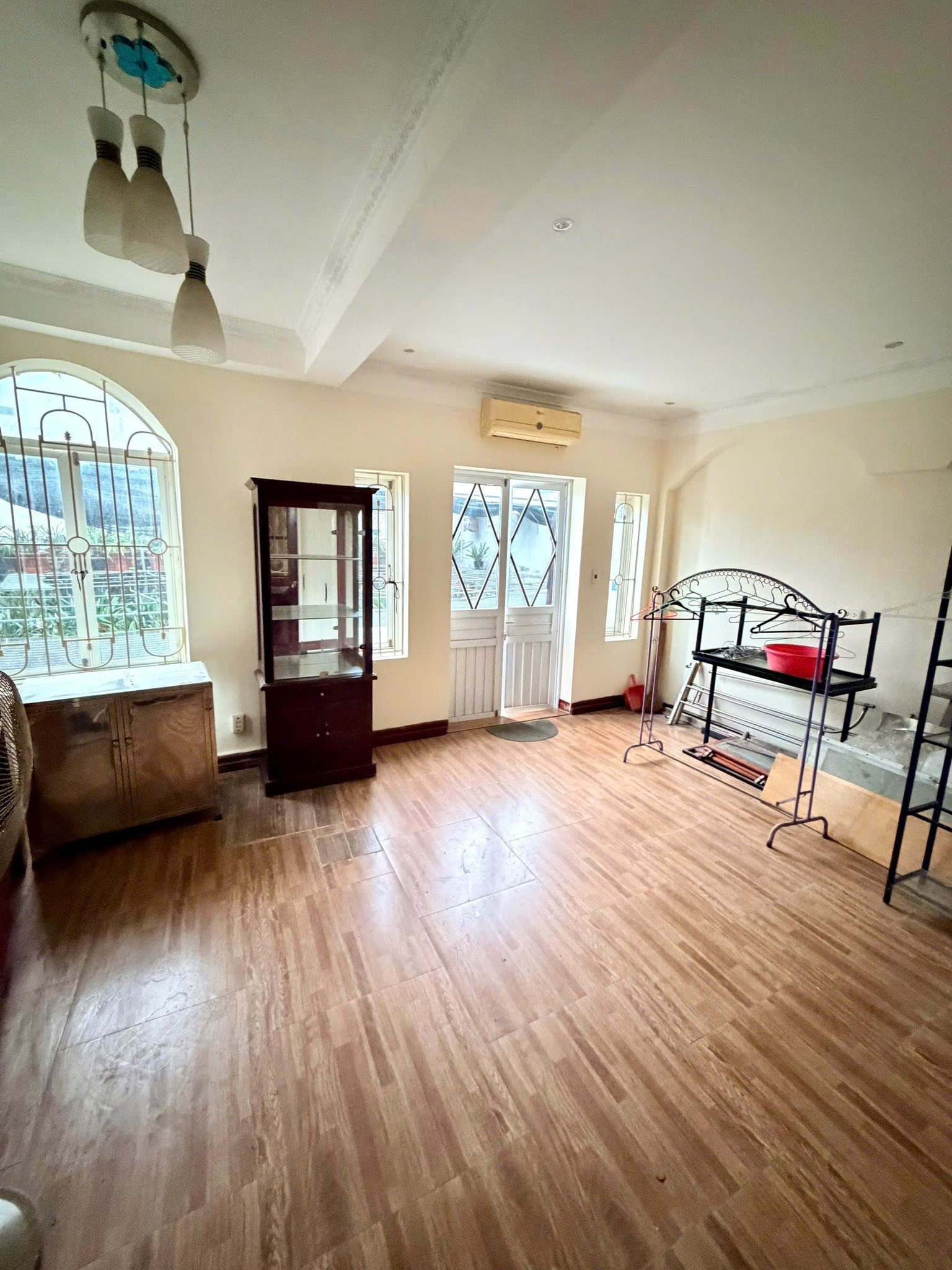Bán nhà Nguyễn Đình Chiểu, 70m2, 4 tầng, mặt tiền 5.3m, 42 tỷ, ở sướng, kinh doanh đỉnh 16000115