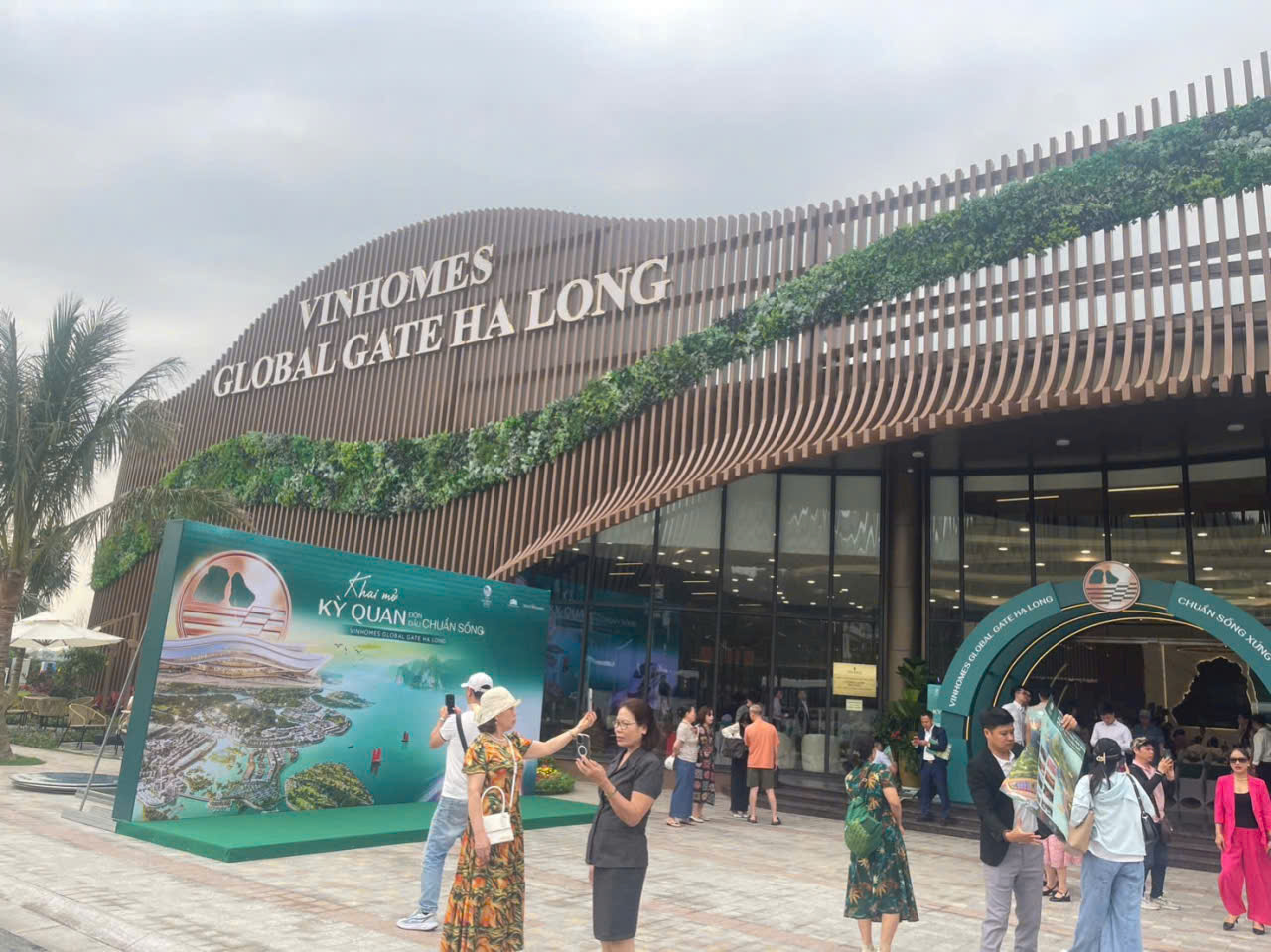 Chỉ với 3,5 tỷ nhận ngay căn biệt thự 162m2 cao 4 tầng sát Vịnh Hạ Long-  Vinhomes Global Gate Hạ 16000117