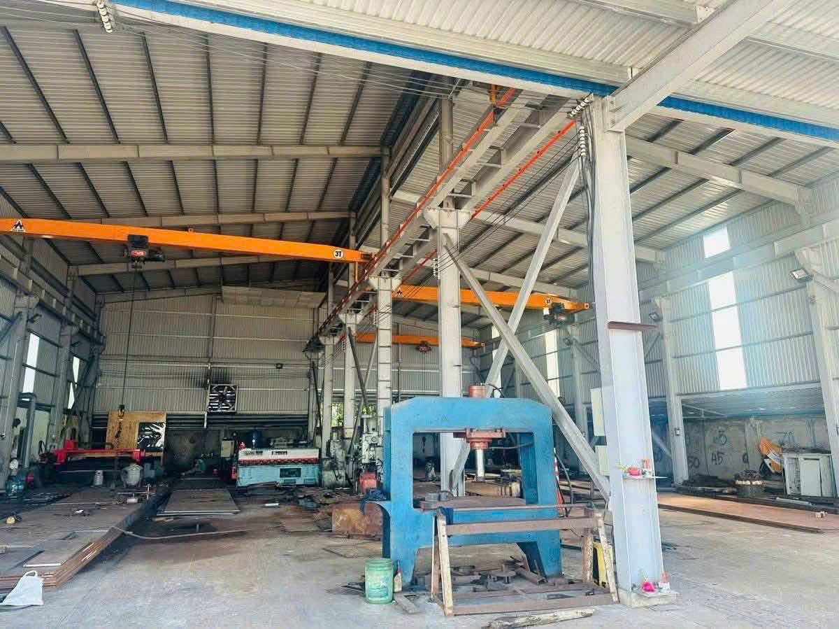 XƯỞNG MẶT TIỀN NGUYỄN VĂN BỨA – HÀNG HIẾM HÓC MÔN – DT KHỦNG 1.665M² 16000195