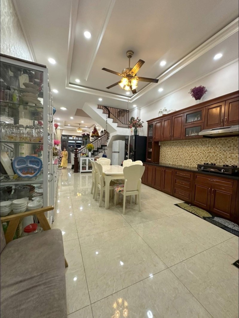 Bán nhà đường QL 13, Phường Hiệp Bình Phước. Thủ Đức, TP HCM. DT 126m2, 4 tầng, SH. Giá 12.9 tỷ 16001168