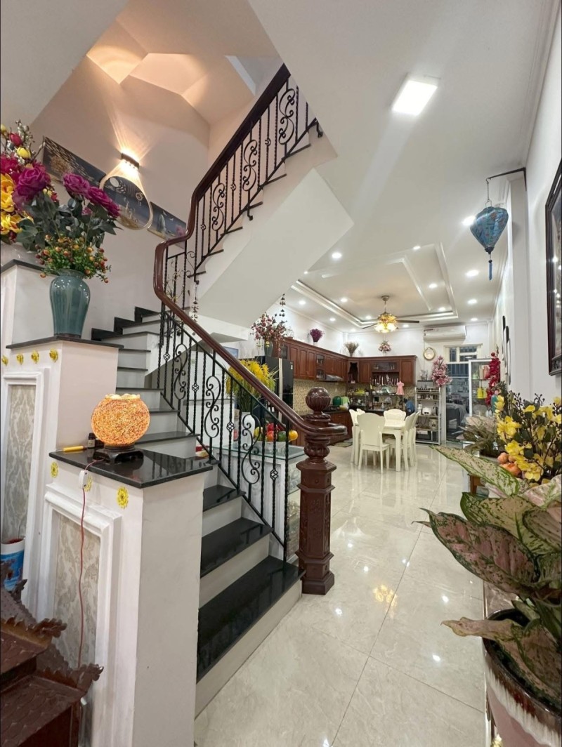 Bán nhà đường QL 13, Phường Hiệp Bình Phước. Thủ Đức, TP HCM. DT 126m2, 4 tầng, SH. Giá 12.9 tỷ 16001599
