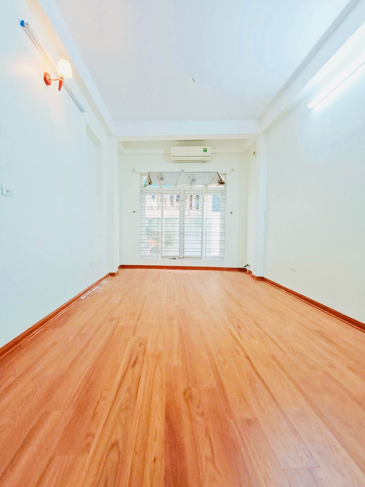 CHỦ ĐI NƯỚC NGOÀI - BÁN GẤP NHÀ MỘ LAO - SÁT ĐƯỜNG 18M - DÒNG TIỀN 150TR/NĂM - GIÁ CỰC SỐC 16002011