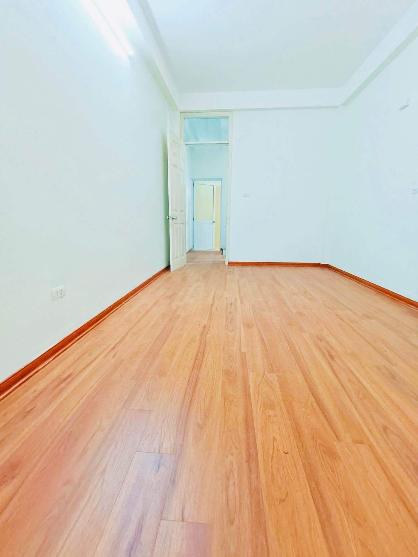 CHỦ ĐI NƯỚC NGOÀI - BÁN GẤP NHÀ MỘ LAO - SÁT ĐƯỜNG 18M - DÒNG TIỀN 150TR/NĂM - GIÁ CỰC SỐC 16002011