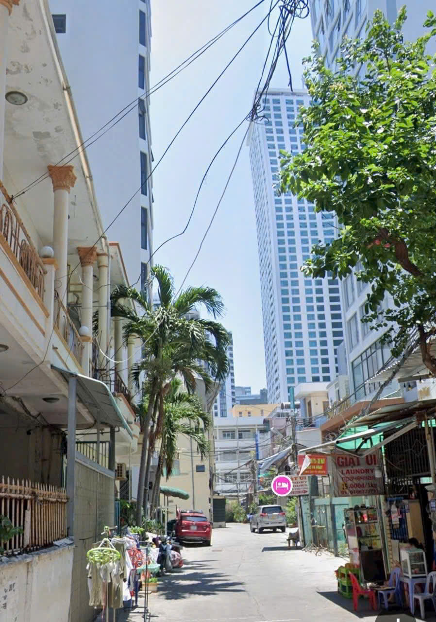 Bán đất khu phố tây quân trấn đường Hùng Vương - Nha Trang , cách biển 300m
Dt : 226m2 ngang 7,3m - 16002336