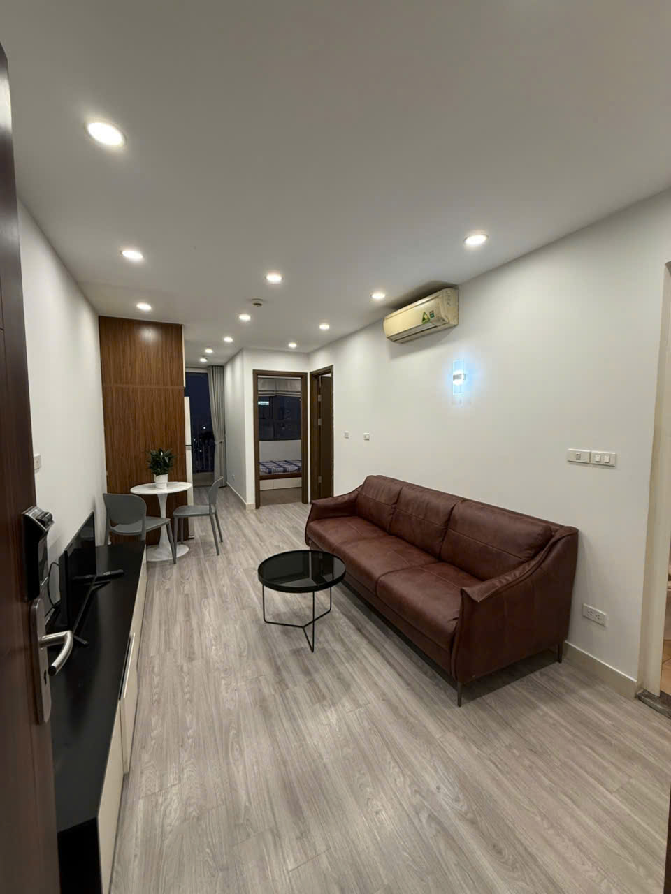 Cho thuê căn hộ 2pn đủ đồ CT4 Mỹ Đình Sông Đà giá 10 triệu.

 16002545