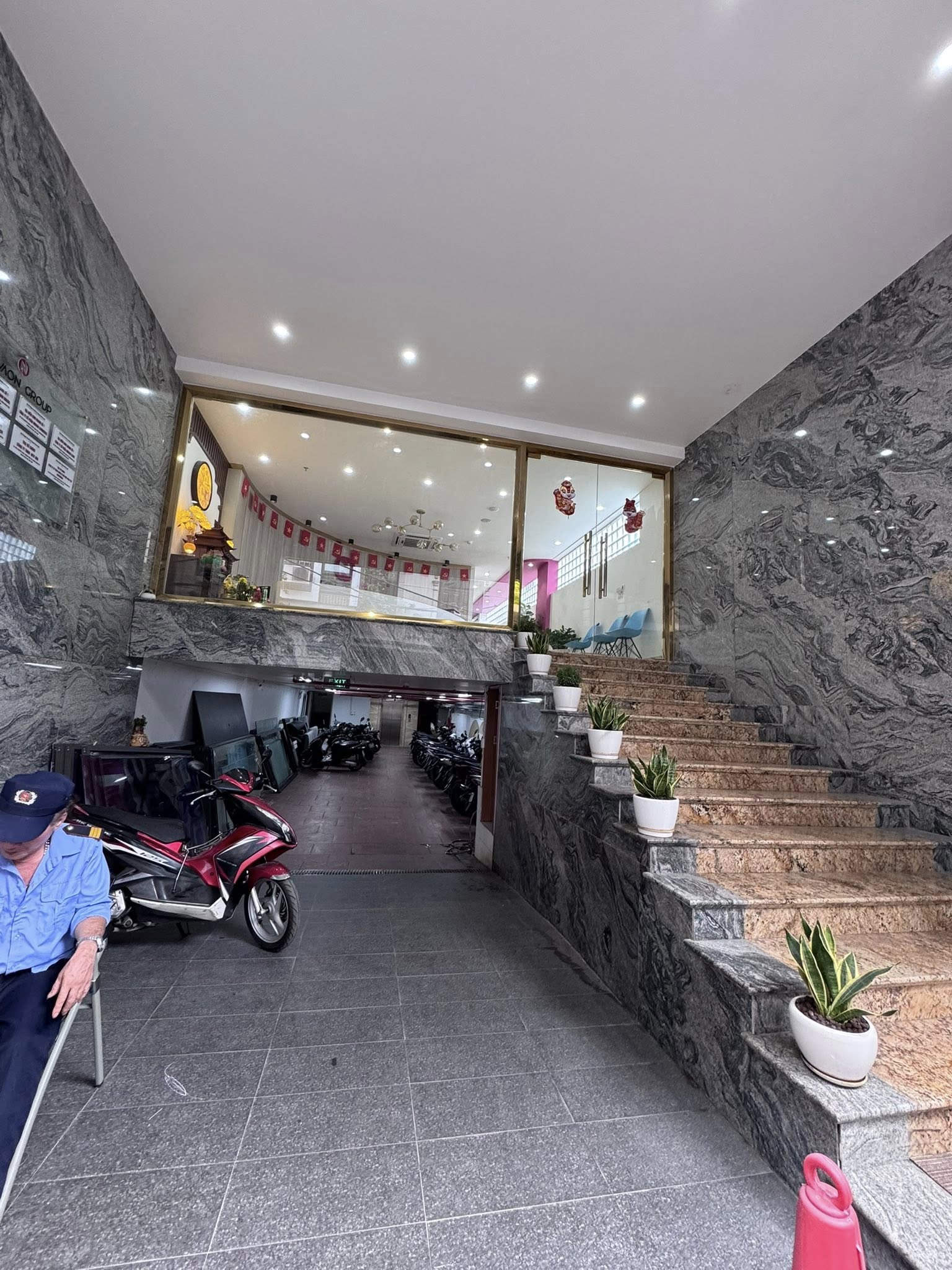 Bán tòa văn phòng phố Tân Mai, 180m2, 8 tầng thang máy, mặt tiền 6.5m, 69.8 tỉ, thuê 200tr/tháng 16002646
