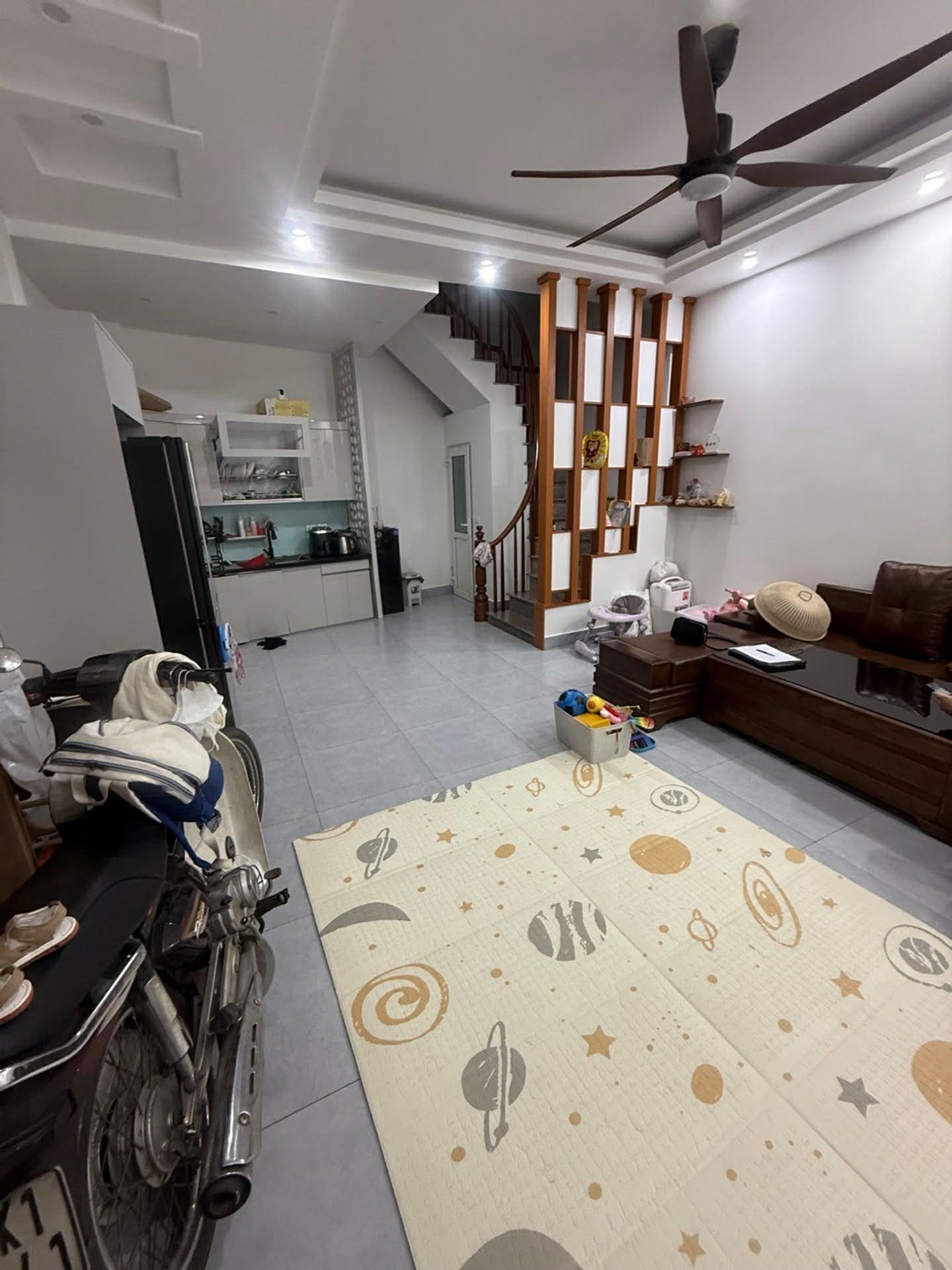 Bán nhà Hoàng Quốc Việt, trung tâm CG, nhà đẹp ở ngay, 8,9 tỷ, 36m2 16002704