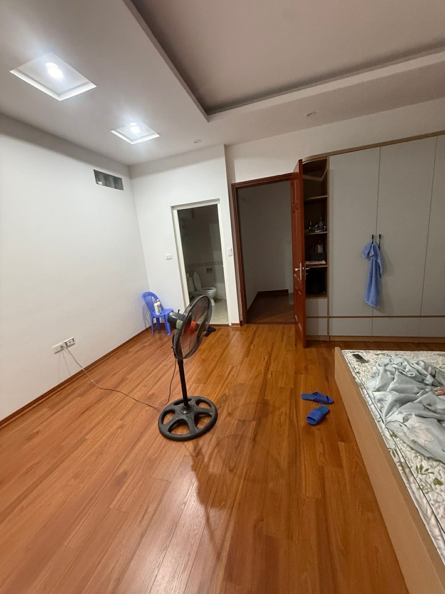 Bán nhà Hoàng Quốc Việt, trung tâm CG, nhà đẹp ở ngay, 8,9 tỷ, 36m2 16002704