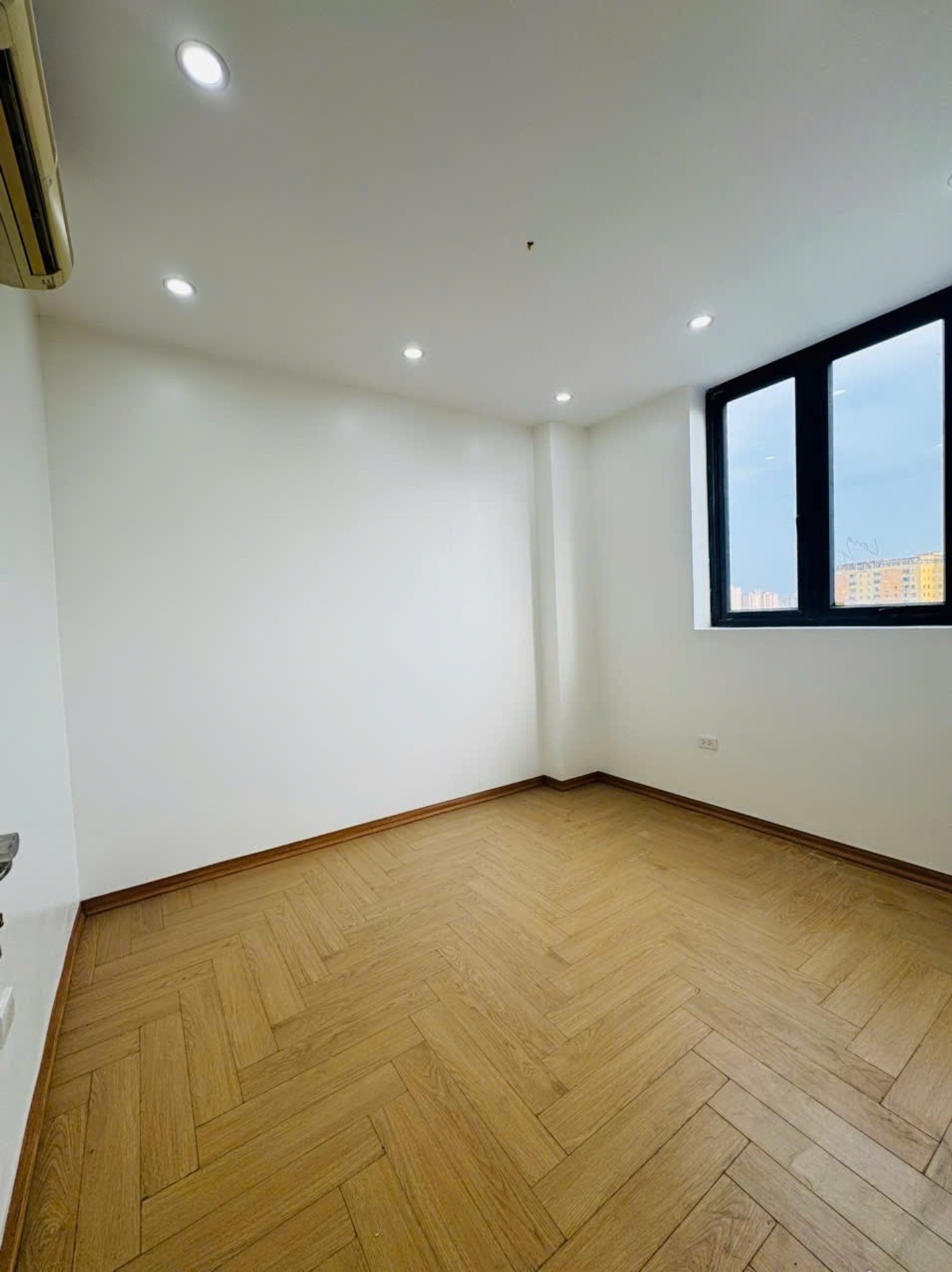 Bán căn Chung Cư Trần Quý Kiên, 63m2, 6.8 tỷ 16002748