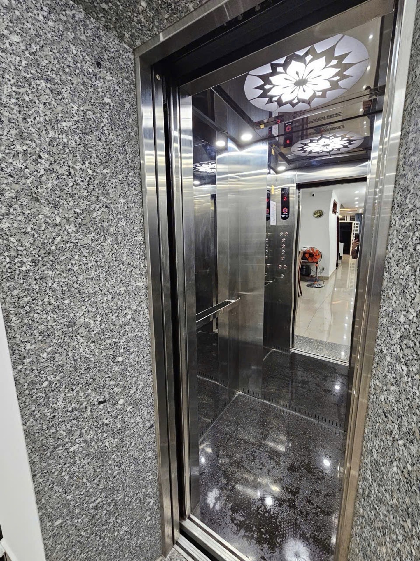 Nhà đẹp ở ngay Khu Dân Cư Phú Lợi 5x24 có thang máy - 0931172218 16003140