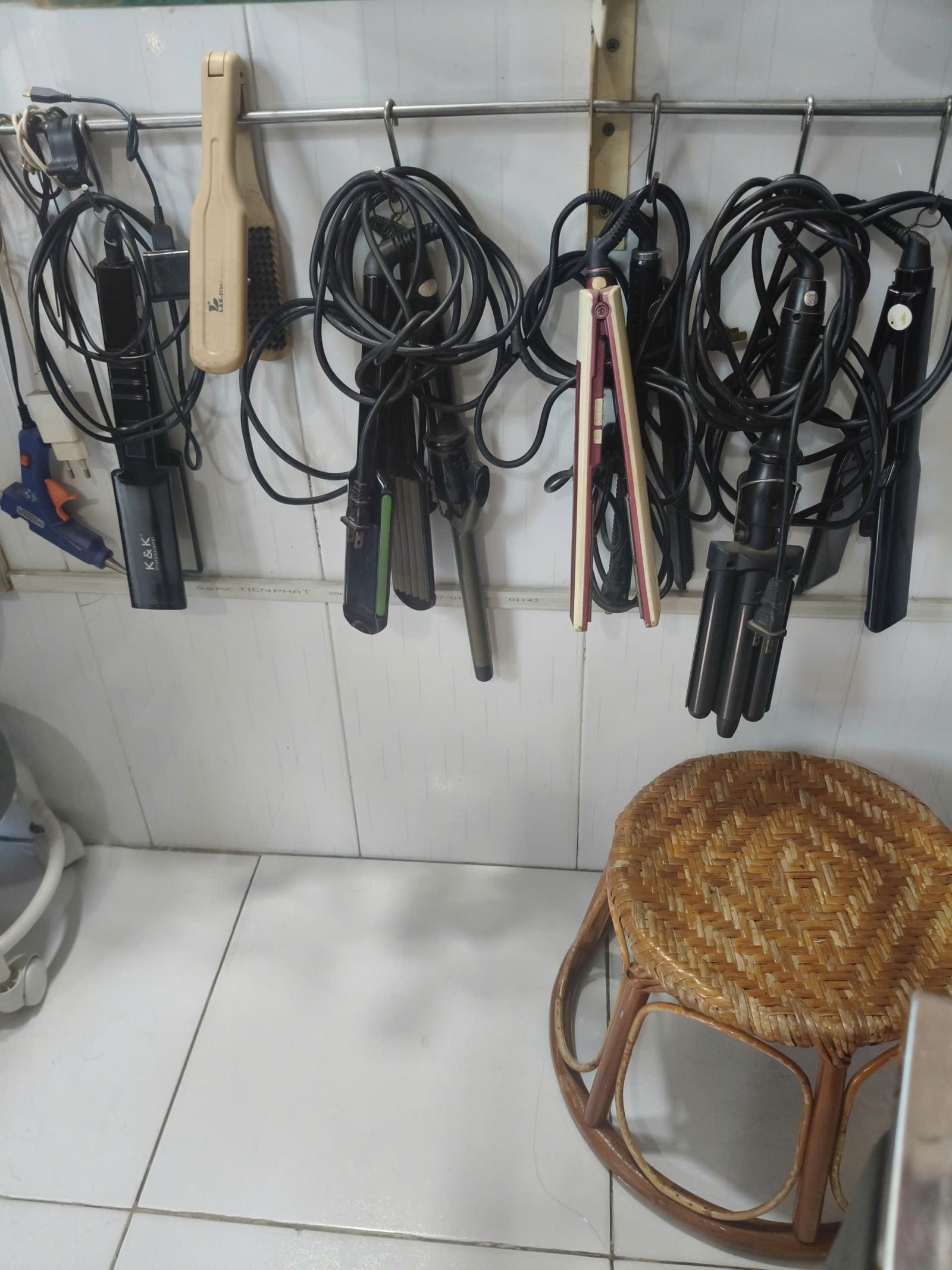 Do thay đổi công việc nên em cần sang lại toàn bộ đồ nghề salon tóc có thể mở tiệm làm luôn 16003142