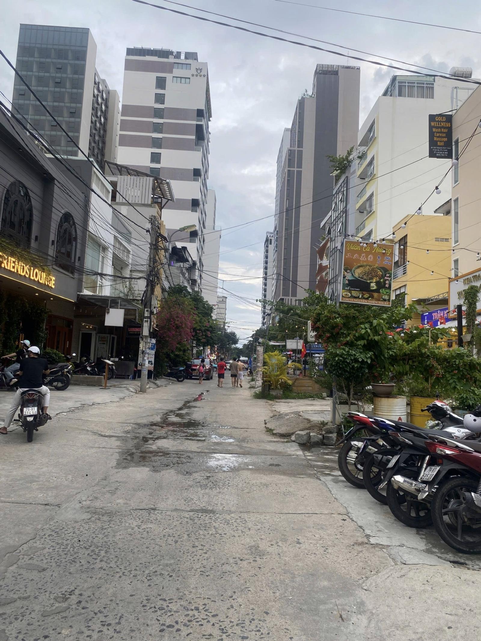 Bán Nhà Đất mặt tiền Phố Tây Trần Quang Khải nối dài * Cách biển Trần Phú chỉ 300m.

Diện tích: 16003470