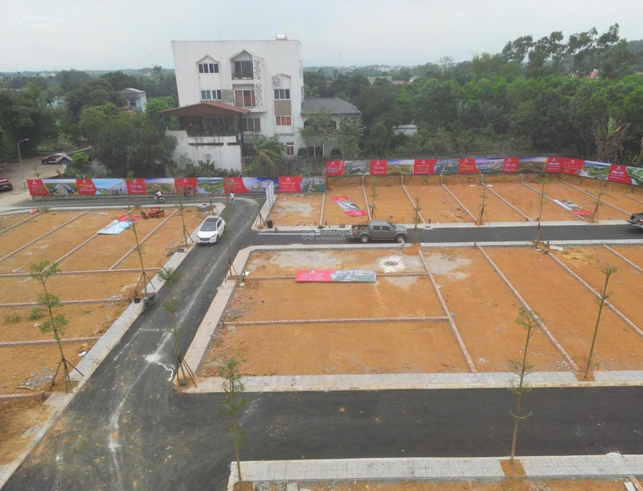 Chuyên gia về đâu, tiền về đó. 
Em đang có hơn 800m2 đất trong khu đô thị Phú Cát , mua xây biệt 16003573