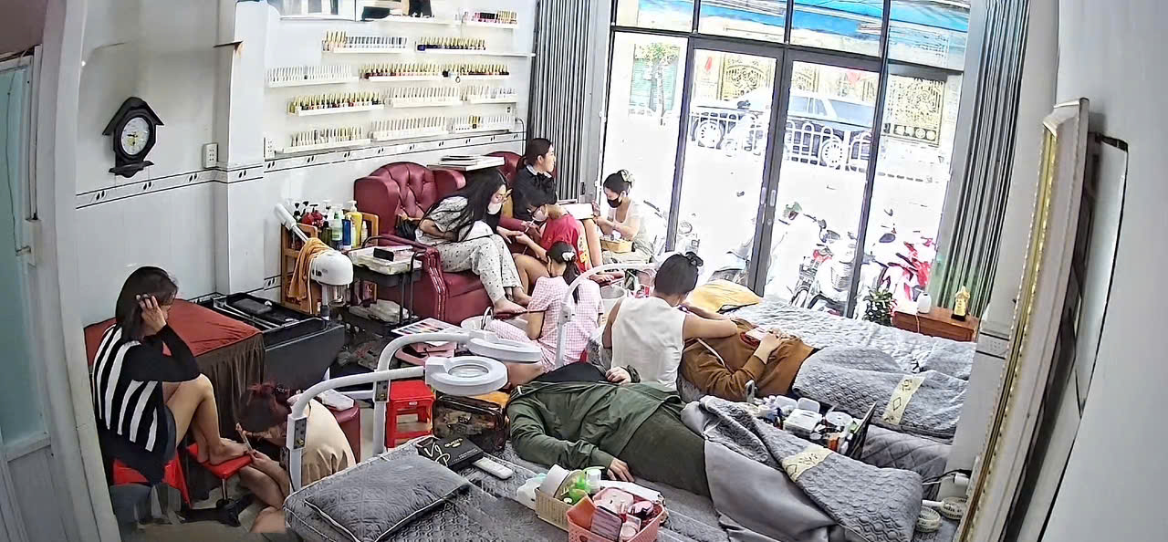Tân Phú ! CHỐT NHANH – SANG RẺ SALON NAIL – MI, MT đường lớn Nguyễn Sơn , vị trí MT bao đẹp, Tel : 16004016