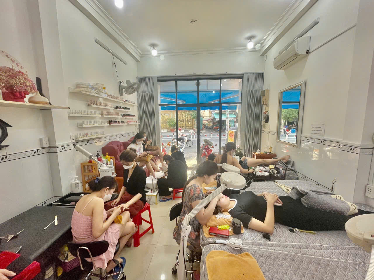 Tân Phú ! CHỐT NHANH – SANG RẺ SALON NAIL – MI, MT đường lớn Nguyễn Sơn , vị trí MT bao đẹp, Tel : 16004016