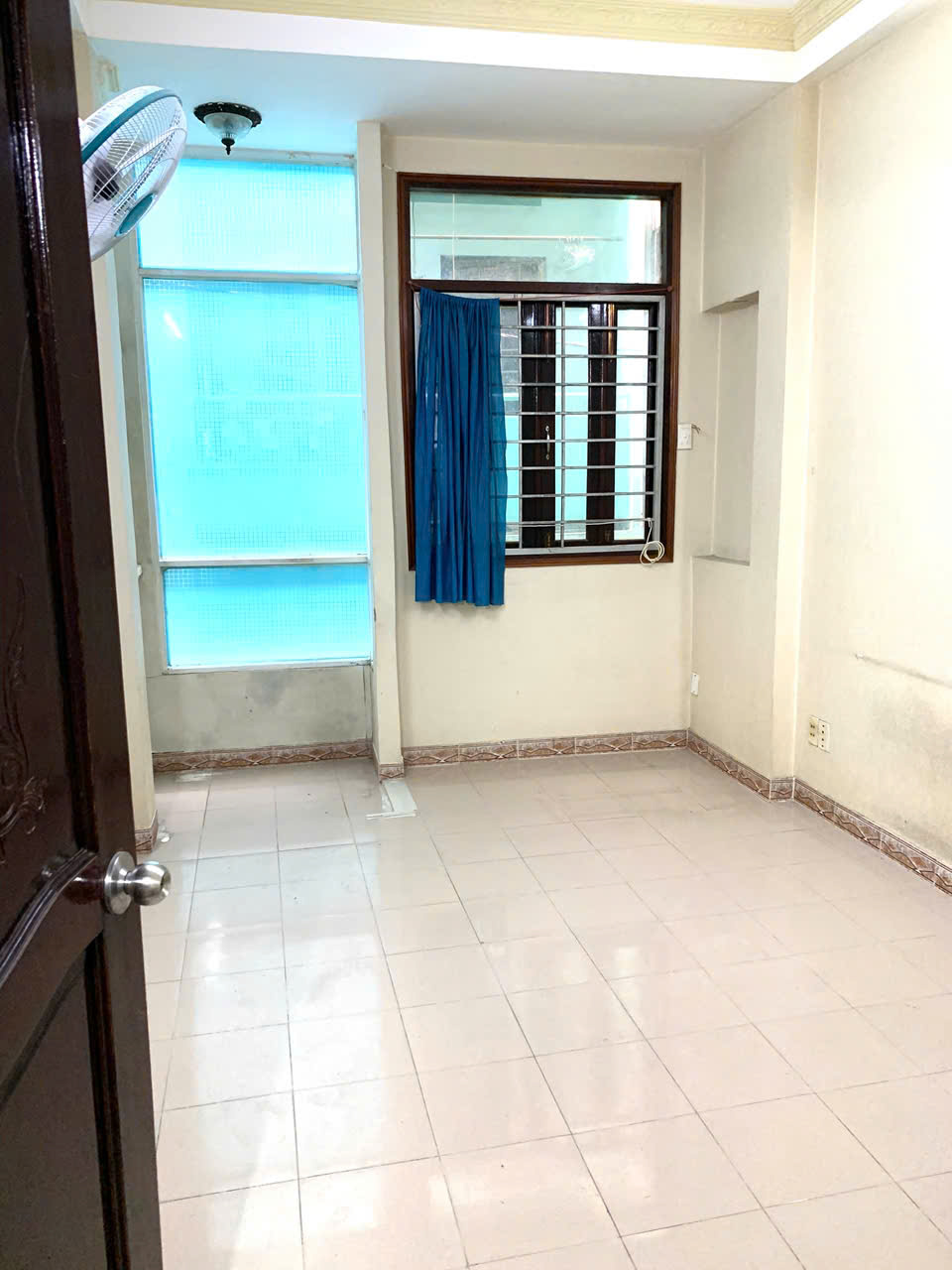 Cho Thuê Nhà 1 Trệt 3 Lầu, 3pn, Dtsd 128m2 + Nội Thất, Đ.Võ Văn Kiệt, P.5, Q.5 16004202