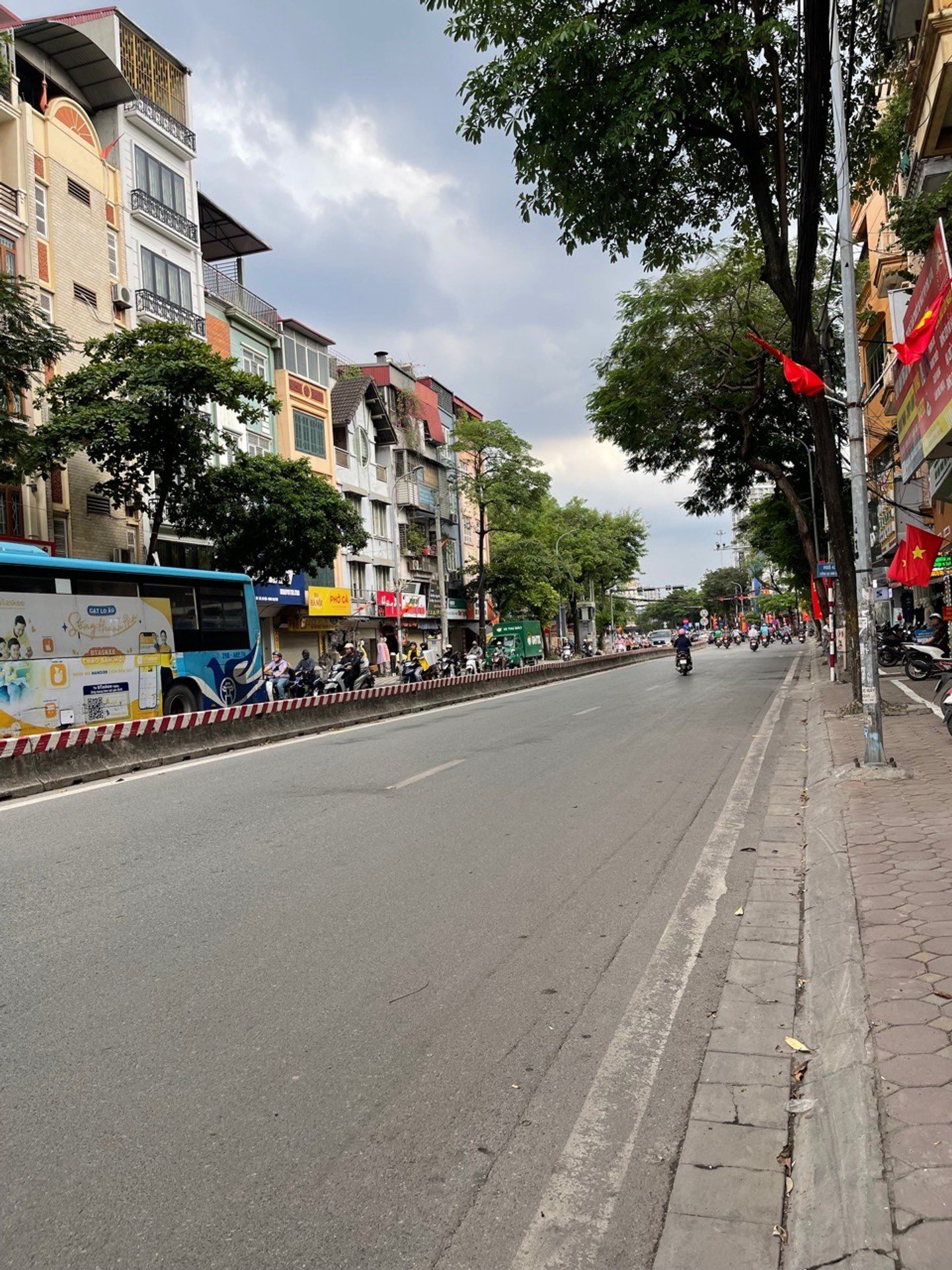 NGAY GẦN MẶT PHỐ LẠC LONG QUÂN 60M 8T THANG MÁY GIÁ 23 TỶ LÔ GÓC-NGÕ THÔNG DÒNG TIỀN 100TR 16004366
