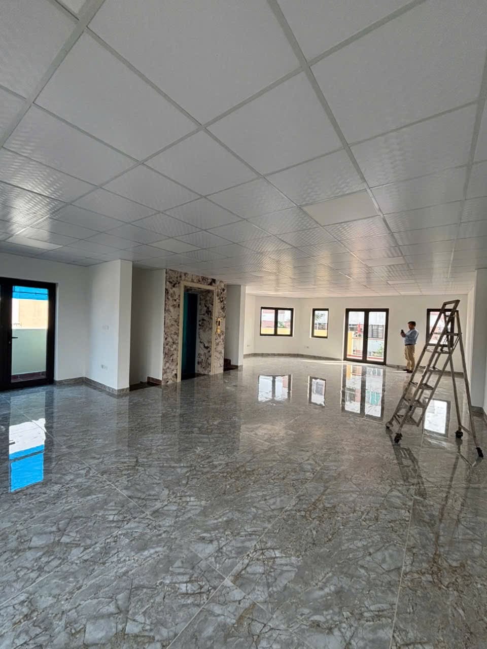 Cho thuê nhà 6 tầng 180m2 3 mặt tiền phố Lý Thánh Tông, Trâu Quỳ, Gia Lâm vỉa hè 7.5m 16004538