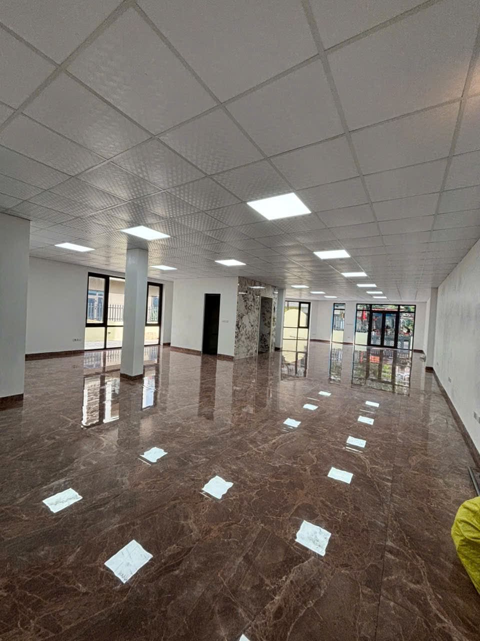 Cho thuê nhà 6 tầng 180m2 3 mặt tiền phố Lý Thánh Tông, Trâu Quỳ, Gia Lâm vỉa hè 7.5m 16004538