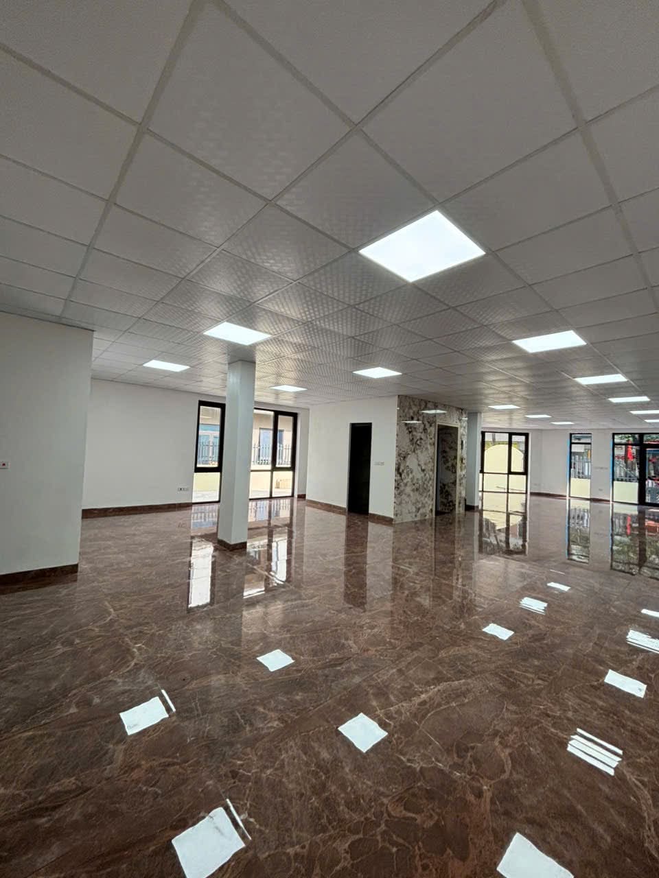 Cho thuê nhà 6 tầng 180m2 3 mặt tiền phố Lý Thánh Tông, Trâu Quỳ, Gia Lâm vỉa hè 7.5m 16004538