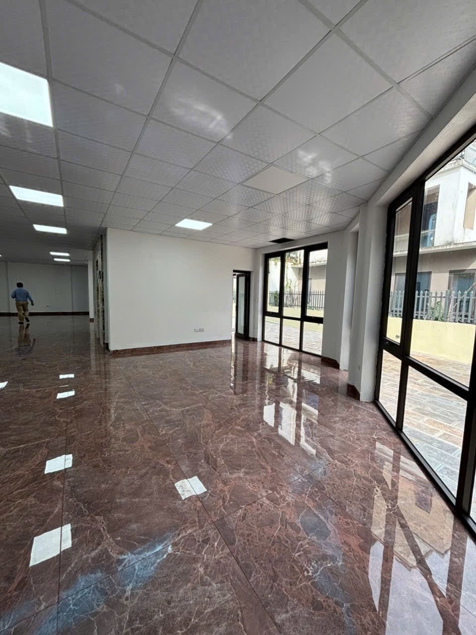 Cho thuê nhà 6 tầng 180m2 3 mặt tiền phố Lý Thánh Tông, Trâu Quỳ, Gia Lâm vỉa hè 7.5m 16004538