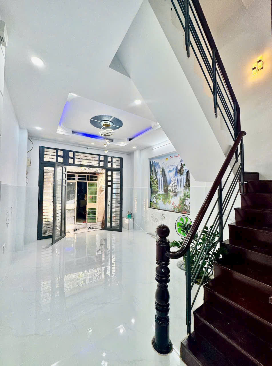 NGAY TRƯỜNG TIỂU HỌC BÌNH LONG GIÁP TÂN PHÚ 33M2 3 TẦNG 3PN 2WC CHỈ 3.85 TỶ 16004627
