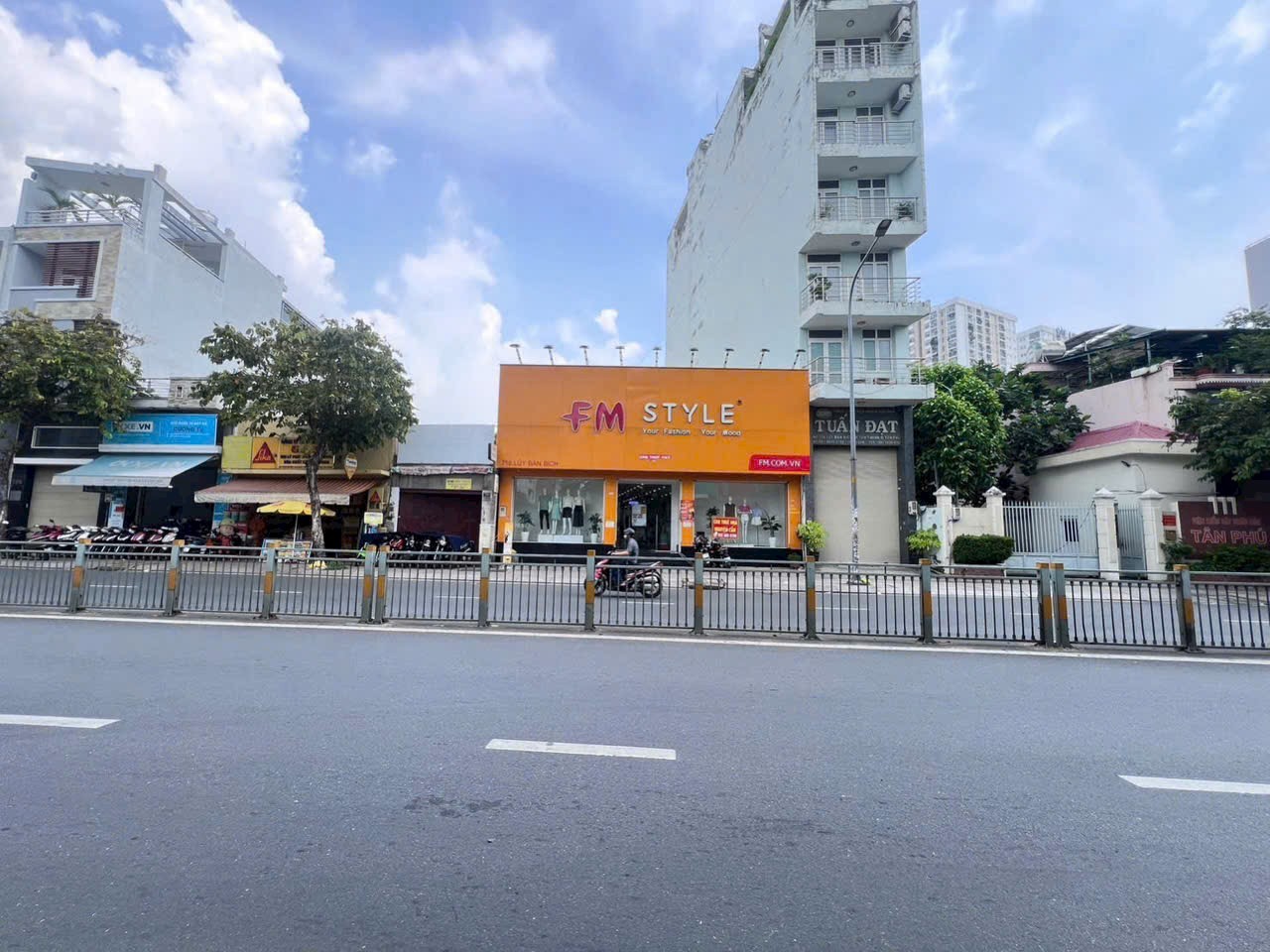 Cho Thuê Nhà Mặt Tiền Đường Luỹ Bán Bích Quận Tân Phú.DT:11x35m.Giá thuê: 180tr 16004691