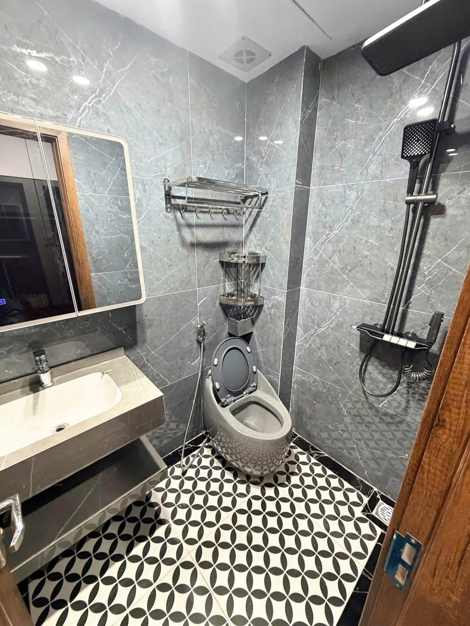 NHÀ ĐẸP, PHỐ TRẦN QUỐC HOÀN, CẦU GIẤY-PHÂN LÔ-KD-Ô TÔ: 35/42M X7T, MT 4M, GIÁ 17,4 TỶ. 16004702