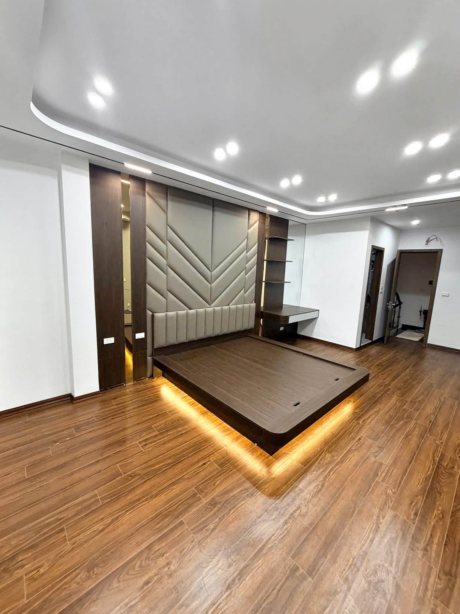 NHÀ ĐẸP, PHỐ TRẦN QUỐC HOÀN, CẦU GIẤY-PHÂN LÔ-KD-Ô TÔ: 35/42M X7T, MT 4M, GIÁ 17,4 TỶ. 16004702
