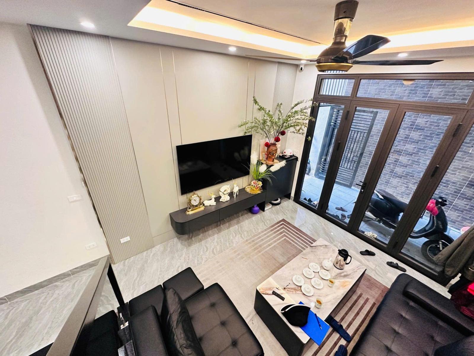 Bán nhà Chu Huy Mân, Nhà đẹp mới xây vài bước ra phố, 57m2x5T, giá hơn 8 tỷ. 16004885