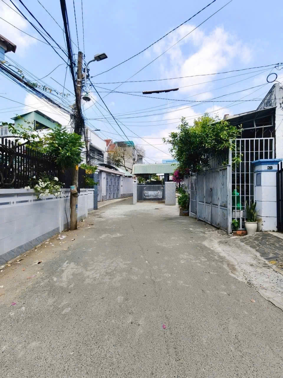Giá tốt ngã tư Thủ Đức - Nhà 3 tầng 80m2, ô tô đậu cửa, sổ vuông A4, chỉ 5,9 tỷ, đáng xem 16004916