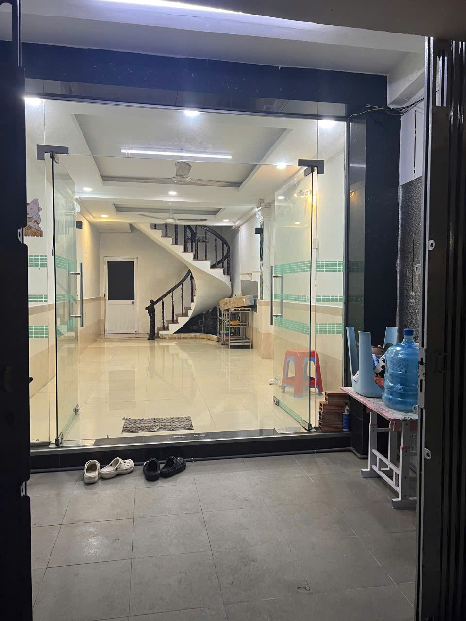 CHO THUÊ NHÀ 2 TẦNG MẶT TIỀN – ĐỐI DIỆN THCS HOÀNG LÊ KHA 16005092