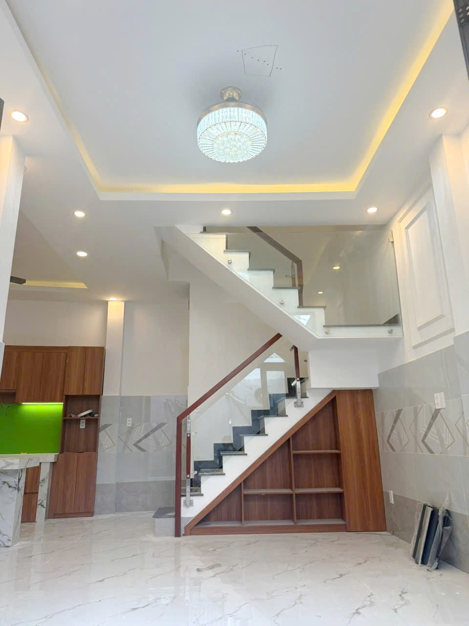 Nhà 2 lầu NH6.5m ngay chợ Ba Đình 5p qua Q1,5 P10Q8 P.Chánh Hưng 16005118