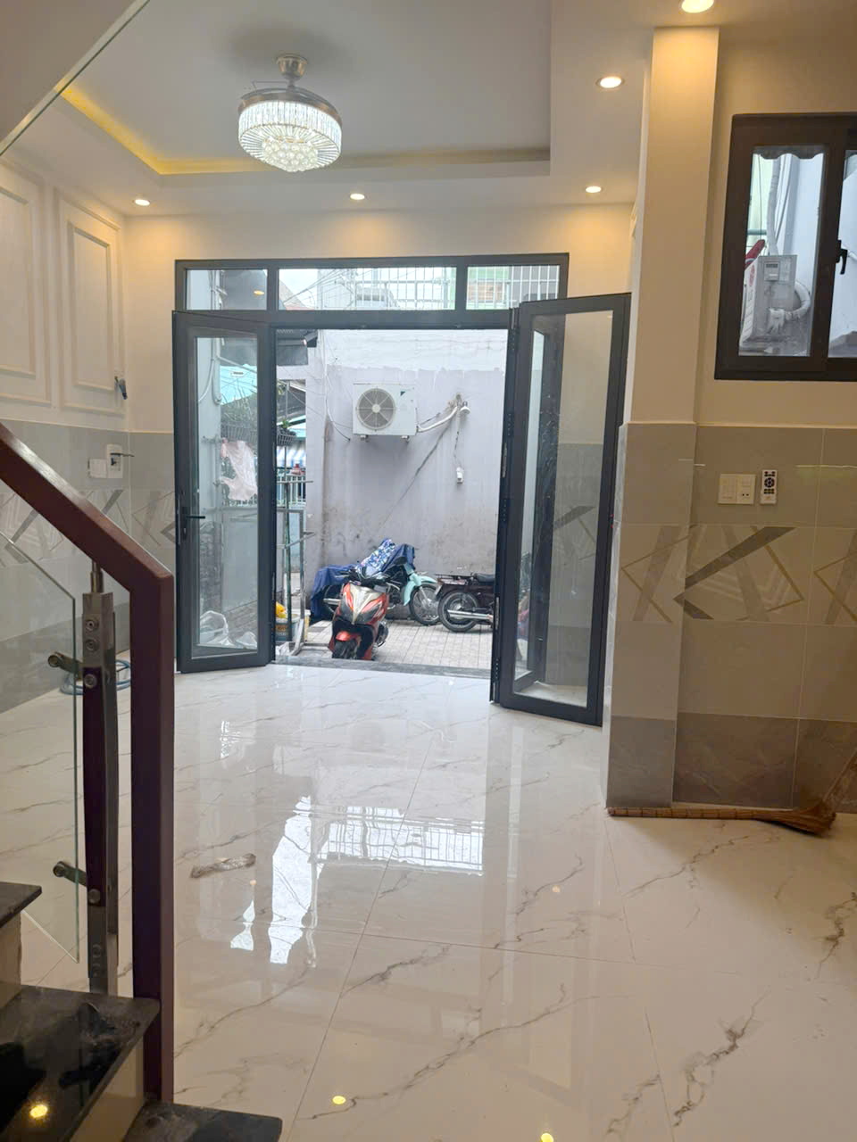 Nhà 2 lầu NH6.5m ngay chợ Ba Đình 5p qua Q1,5 P10Q8 P.Chánh Hưng 16005118