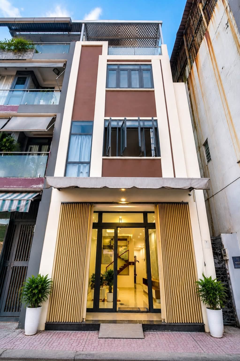 CHỈ TẦM 8.X CÓ NHÀ MỚI 4 TẦNG LÊ TRỌNG TẤN 90M² NGANG 4.4M SẴN Ô CHỜ THANG MÁY 16005692