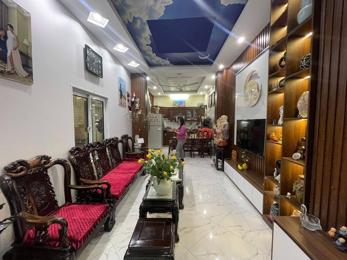Bán nhà mặt phố Hoàng Cầu, 55m2, 9 tầng thang máy, mặt tiền 4.5m, 32 tỉ, vỉa hè, kinh doanh 16005843