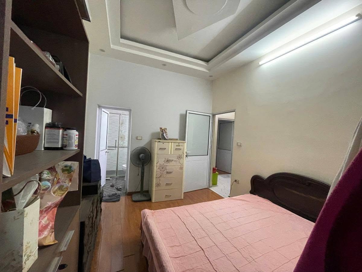 Bán nhà mặt phố Hoàng Cầu, 55m2, 9 tầng thang máy, mặt tiền 4.5m, 32 tỉ, vỉa hè, kinh doanh 16005843