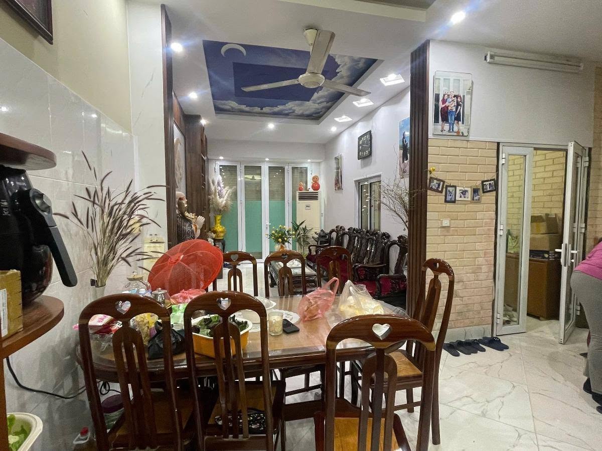 Bán nhà mặt phố Hoàng Cầu, 55m2, 9 tầng thang máy, mặt tiền 4.5m, 32 tỉ, vỉa hè, kinh doanh 16005843