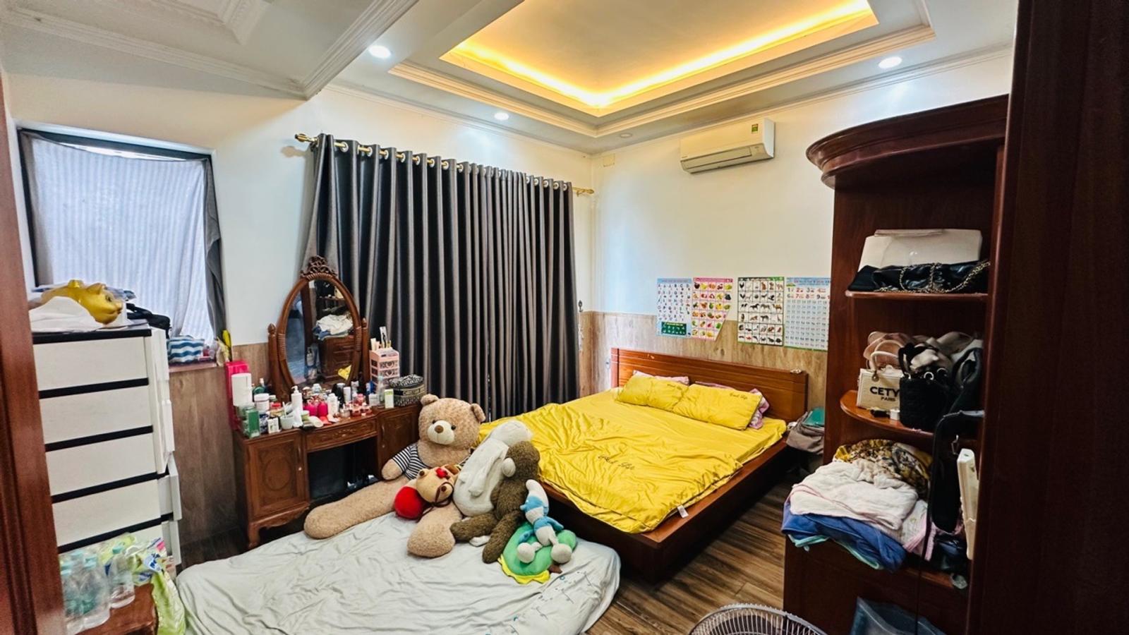 Bán nhà 4 tầng diện tích lớn 240m2 tại đường Trung Mỹ Tây 17 Quận 12 giá 13.8 tỷ sổ hồng riêng 16006107